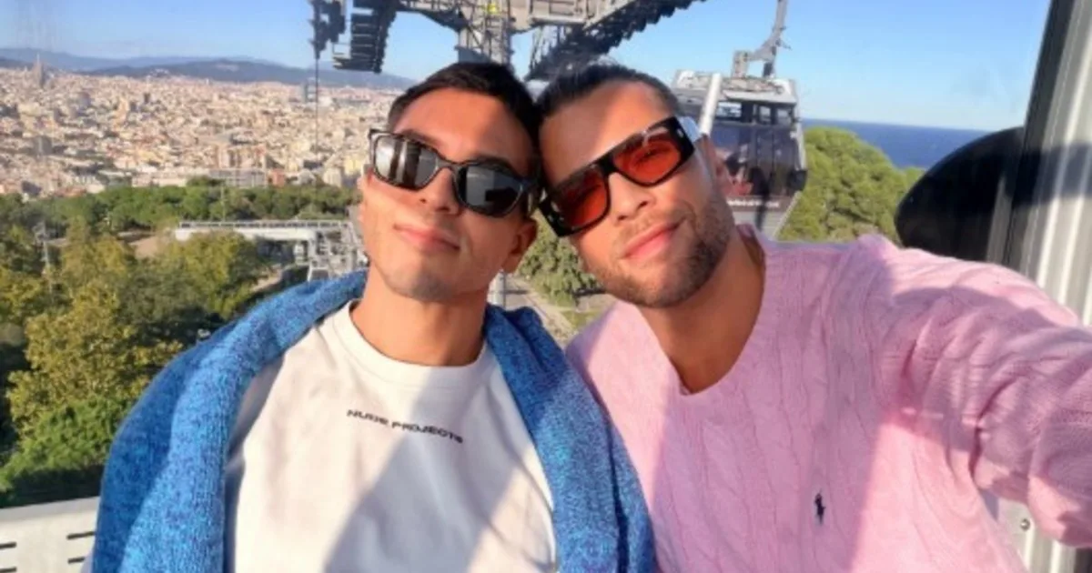 Eduardo Navarrete se comprometió con su novio, el auxiliar de vuelo Arnau Hernández, en el teleférico de Montjuïc: "Un día perfecto con la persona perfecta"