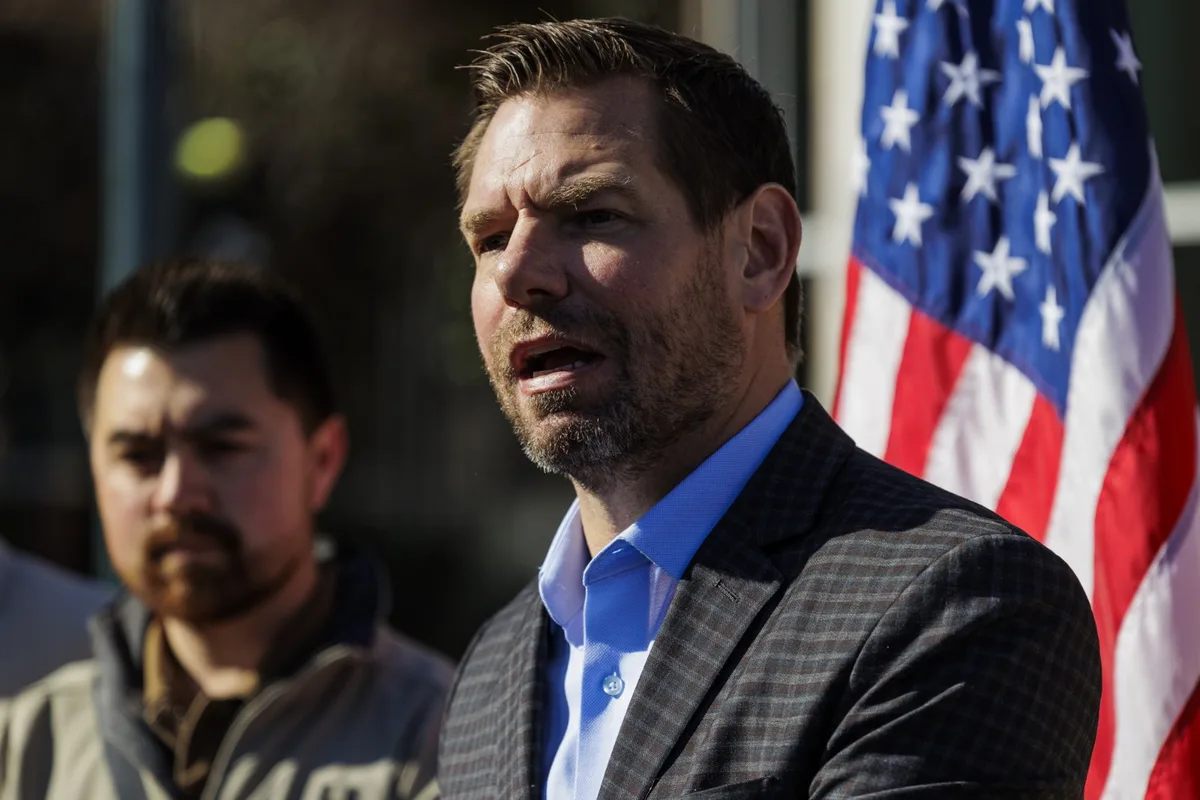 FBI allanó casa del excongresista Eric Swalwell y confiscó dispositivos tras acusaciones de agresión sexual