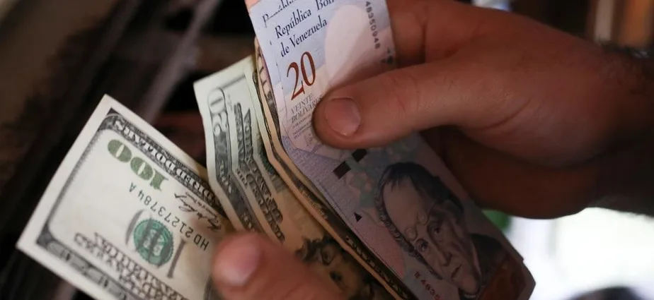 Sector comercio pide legalizar el uso del dólar para recuperar la economía