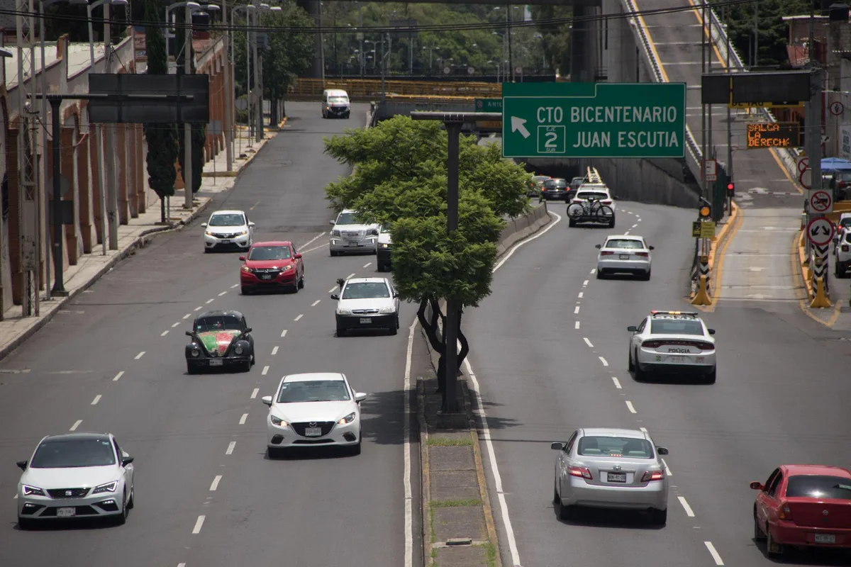 Policía de tránsito confunde el semáforo e inventa nueva infracción por pasarse el verde