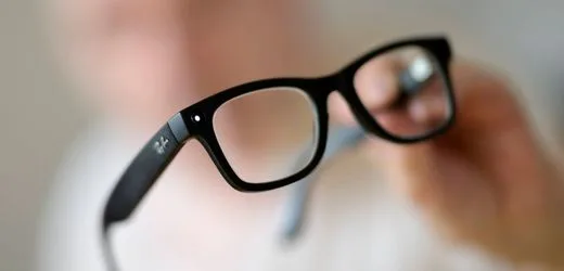 Wales: Abgeordneter Jason O'Connell nutzt offenbar KI-Brille als Teleprompter für seine Rede