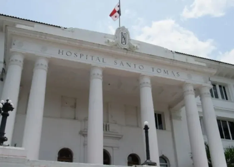 Evacúan a pacientes de la antigua sala de Maternidad del Hospital Santo Tomás, en ciudad de Panamá, afectada por el sismo