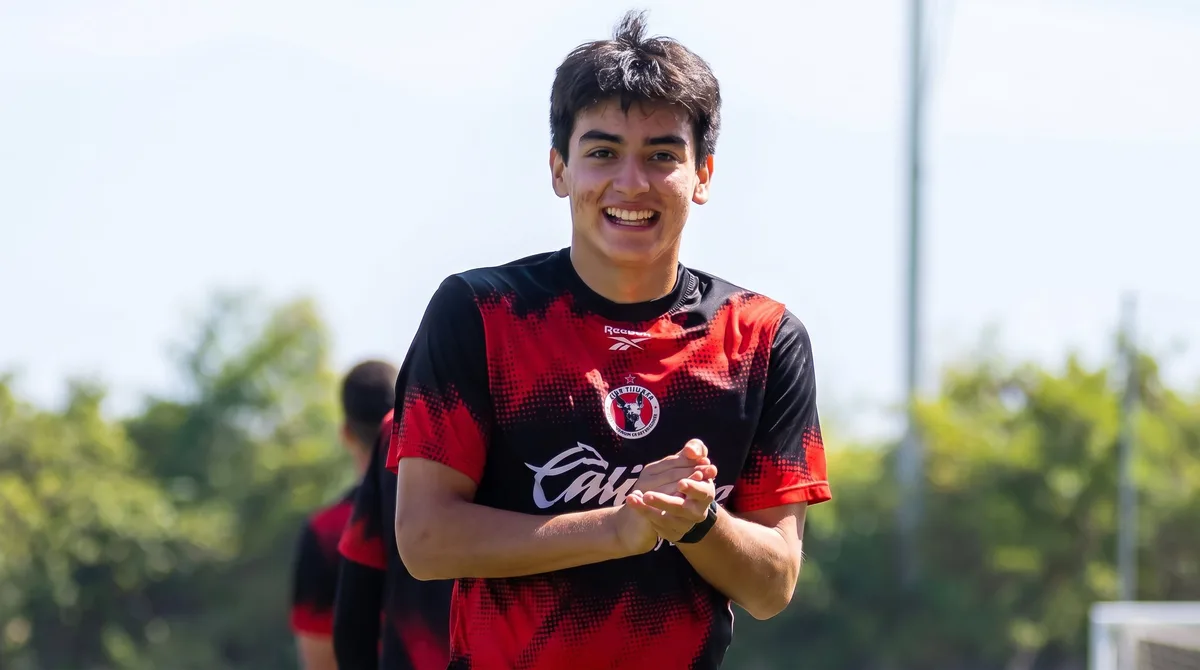 Afición de Chivas se rinde ante Gilberto Mora, jugador del Club Tijuana, en el Estadio Akron