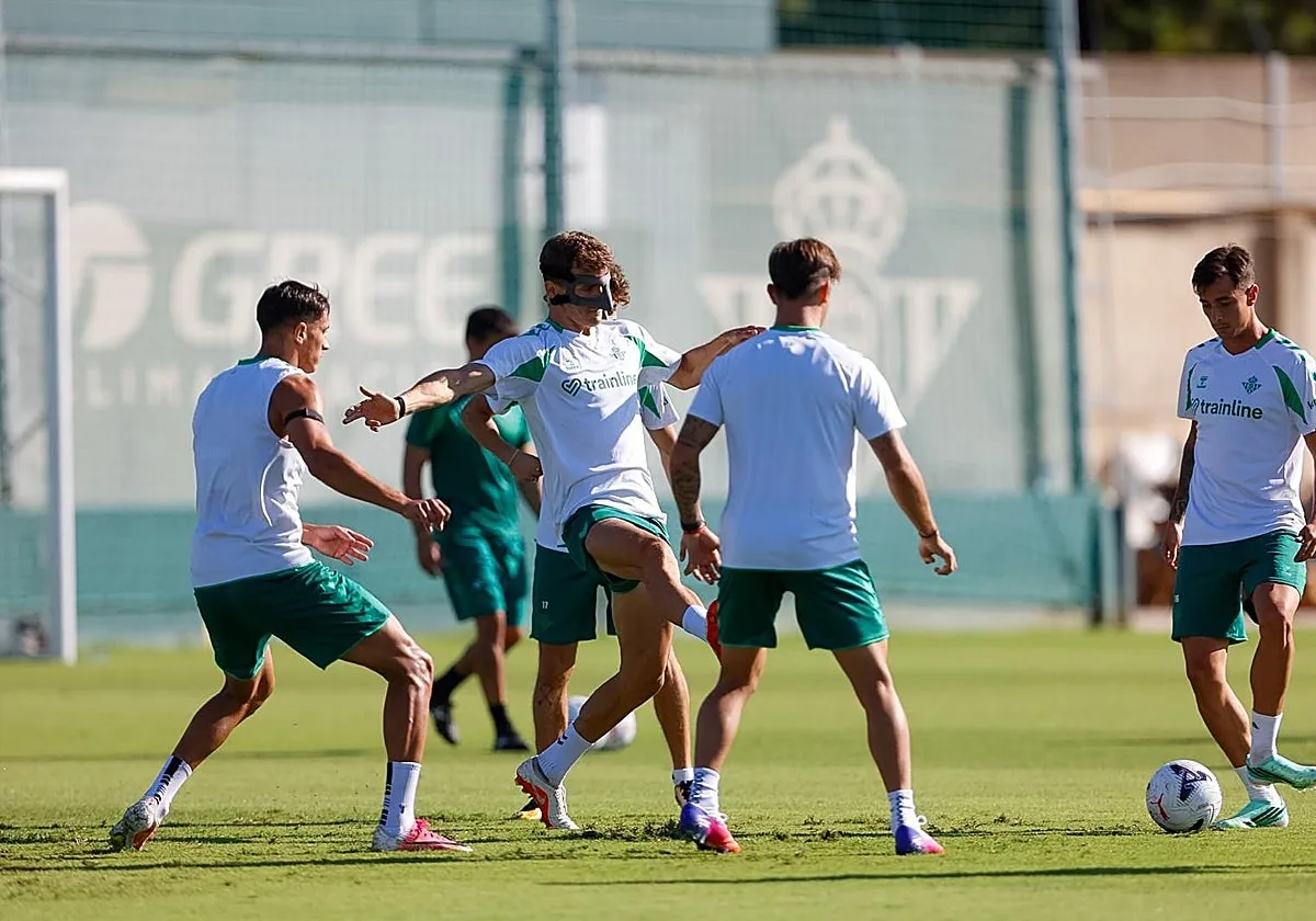 Llorente se entrena con máscara en una sesión sin Antony y Cucho