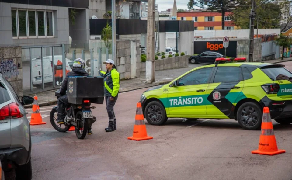 Atenção, motoristas! Avenida movimentada de Curitiba terá bloqueio no trânsito para obras até sexta; confira o trecho