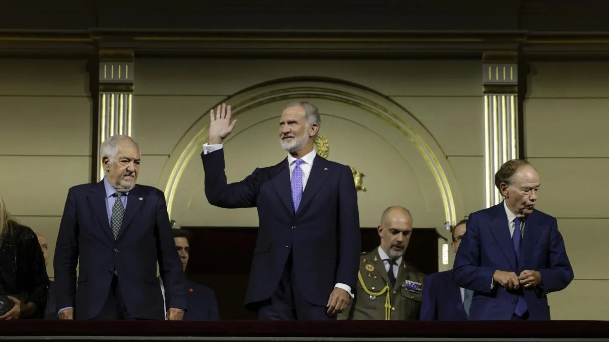 Entre Madrid y Bruselas: las agendas separan a los Reyes en el estreno del Teatro Real