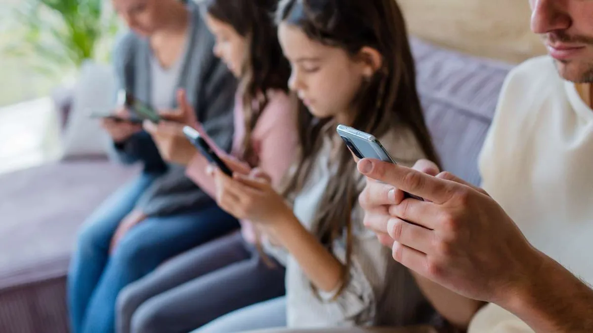 Cataluña prepara una ley para limitar el uso de las pantallas y el acceso a la inteligencia artificial de los menores