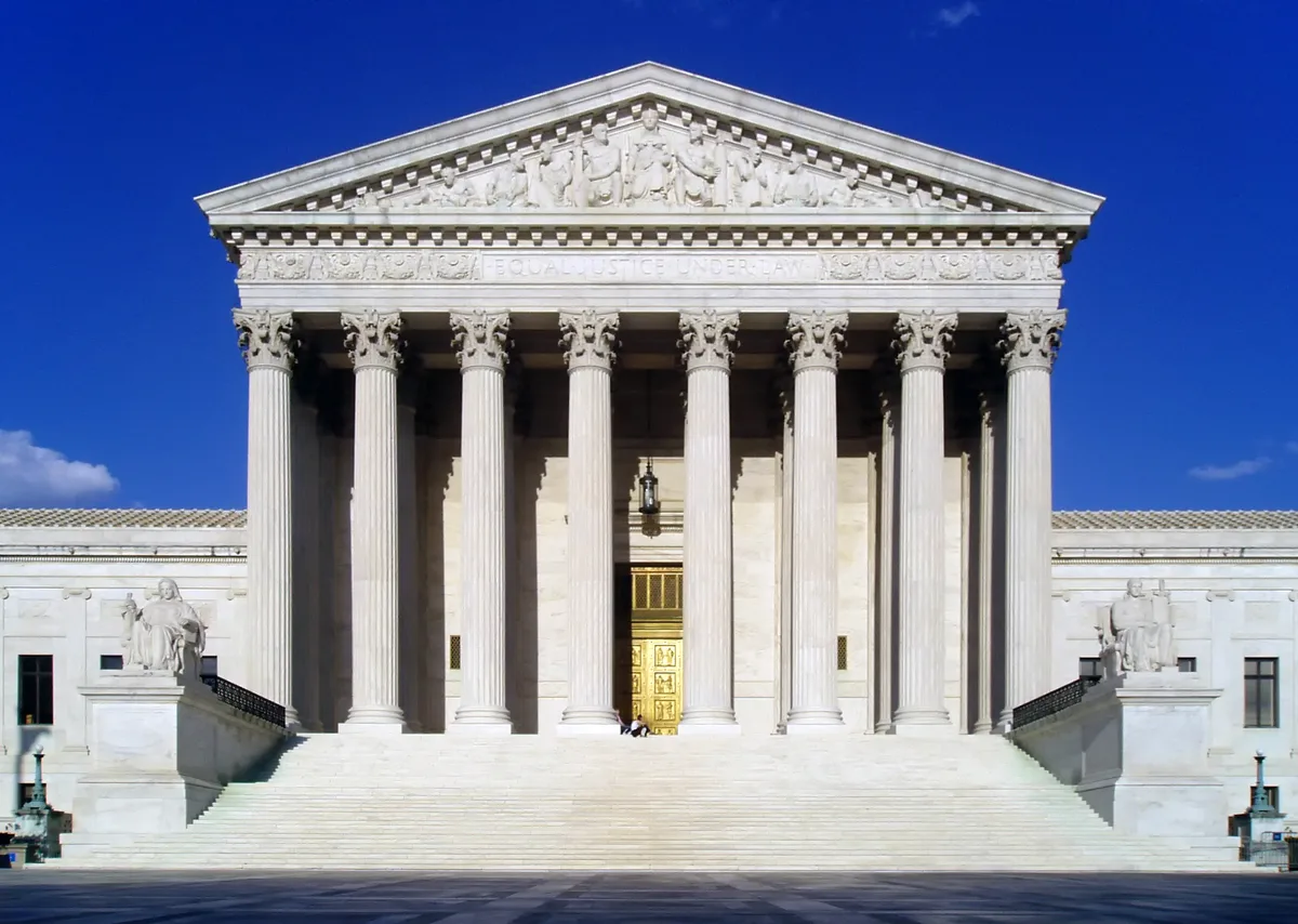 Suprema Corte dá vitória parcial a Trump em disputa sobre restrições ao voto por correio