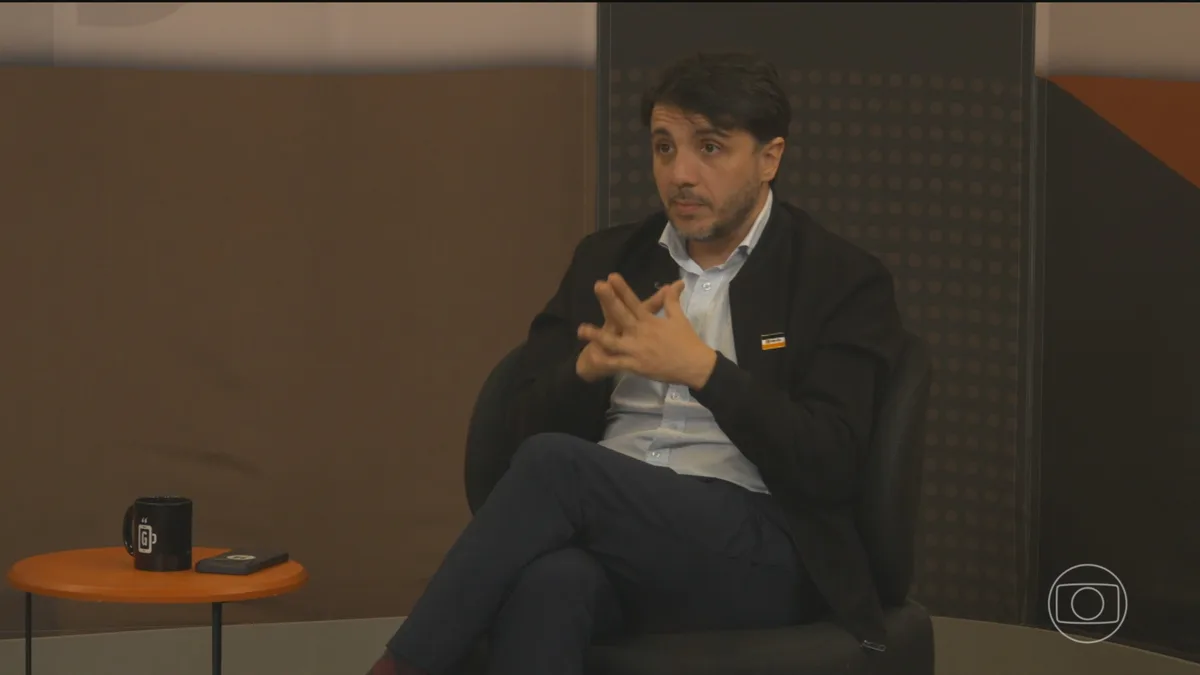 Renan Santos, candidato do Missão à Presidência, participa de entrevistas em São Paulo