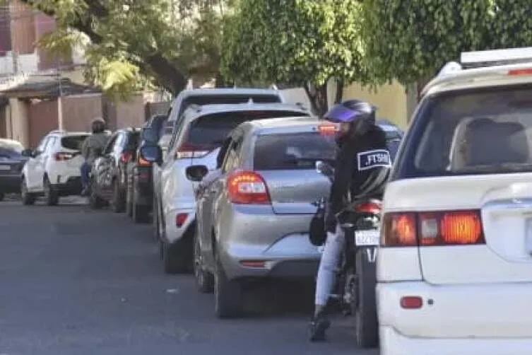 Do lado boliviano da fronteira, motoristas enfrentam filas por combustível