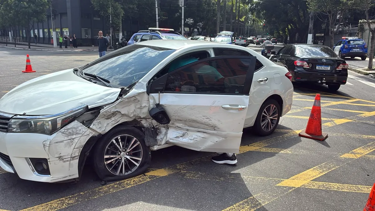 Carro e ambulância se envolvem em acidente em cruzamento de Vitória