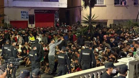 Concluye el traslado de migrantes al puerto de Ceuta entre críticas de la oposición y un amplio dispositivo policial