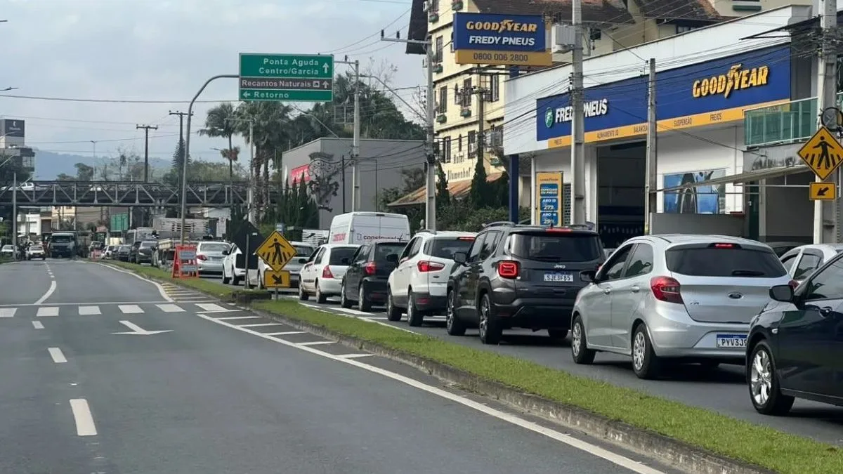 FOTOS: Obra interdita rua, trava trânsito e causa filas em Blumenau