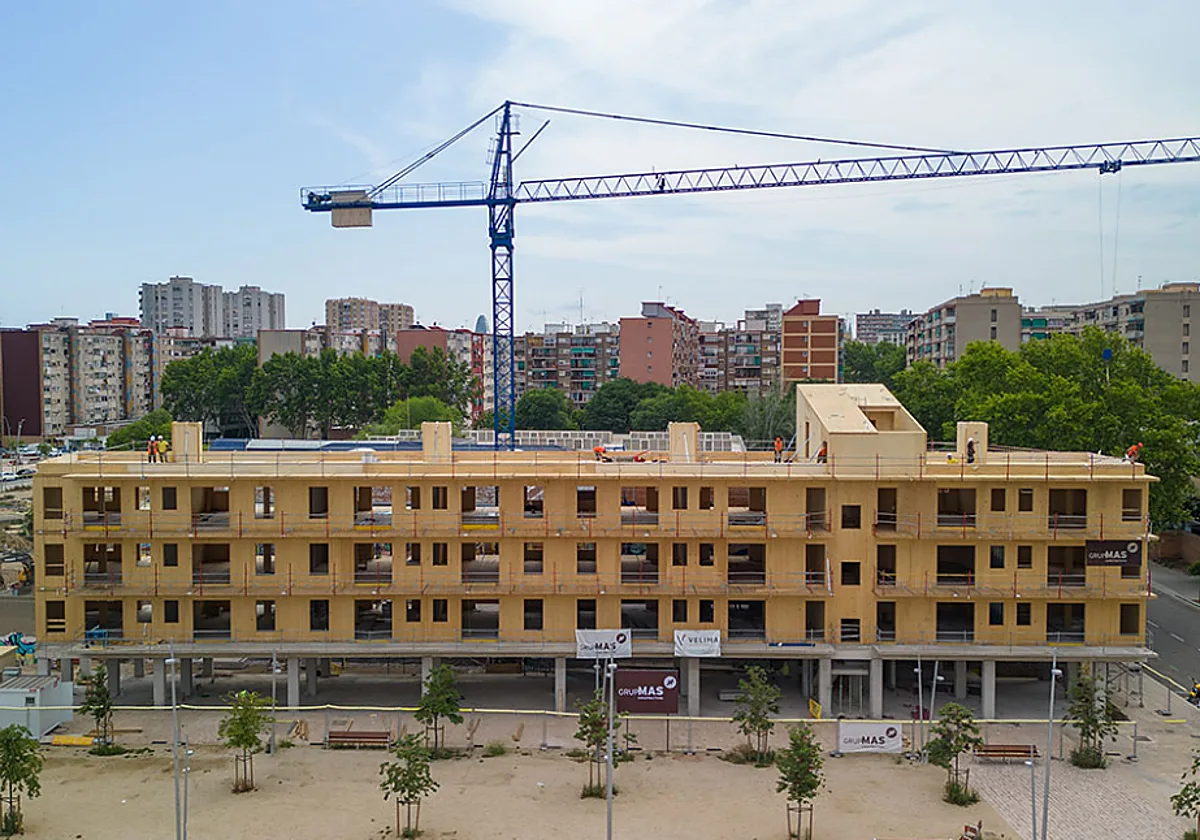 Comprar una vivienda por 75 años: la fórmula que Barcelona pacta con CCOO y UGT para promover pisos sociales