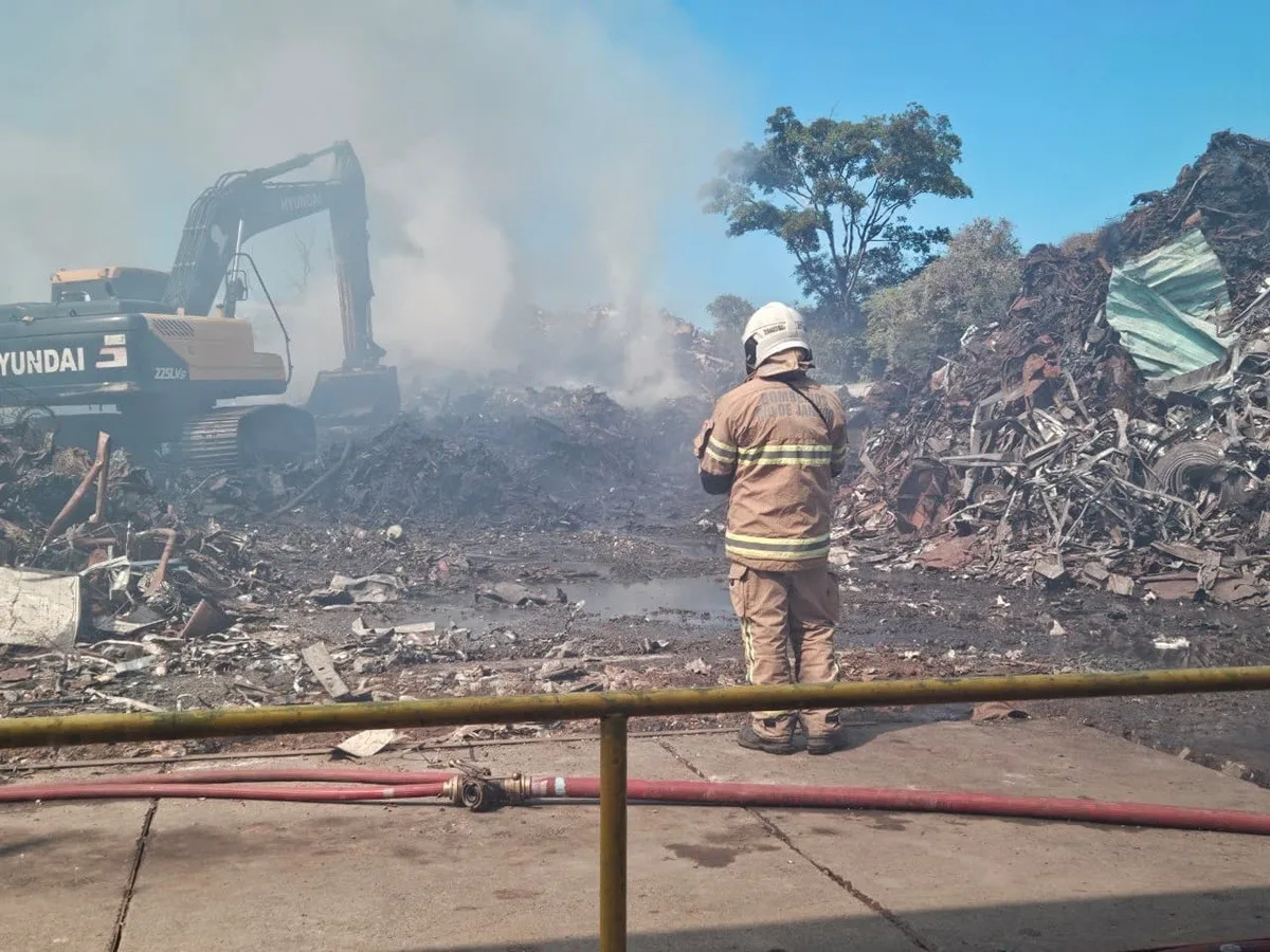 Incêndio de grandes proporções em empresa de reciclagem mobiliza bombeiros há dois dias em Saquarema