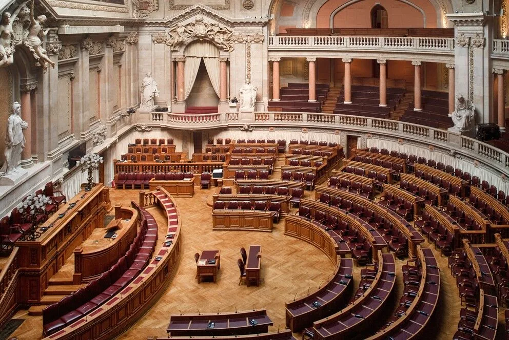 Denúncia de berros e ameaça no Parlamento; alvo das queixas nem foi interrogado, arquivamento surpreende