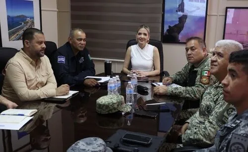 Alcaldesa de Mazatlán se reúne con fuerzas militares y de la policía municipal; acuerdan fortalecer operativos de seguridad