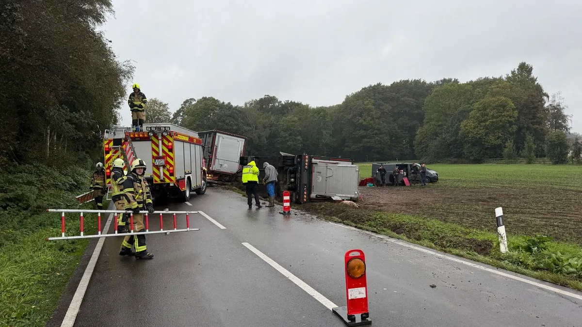Landkreis Cloppenburg: Tiertransporter kippt um: mehrere tote Schweine