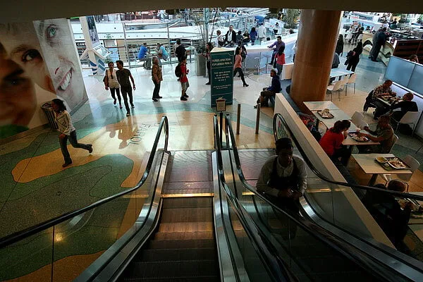 Vendas no comércio sobem 2% com apoio do retalho