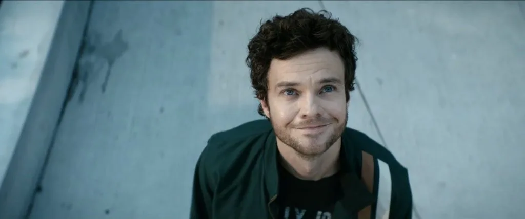 Esta película de acción con la estrella de ‘The Boys’ es una locura gamberra que te encantará
