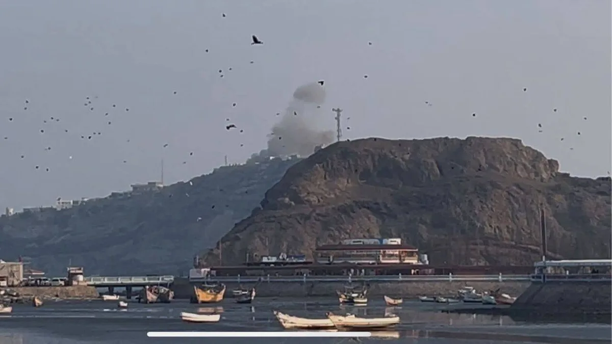 Video: Loud booms rock Yemen presidential palace as Houthis fire several missiles