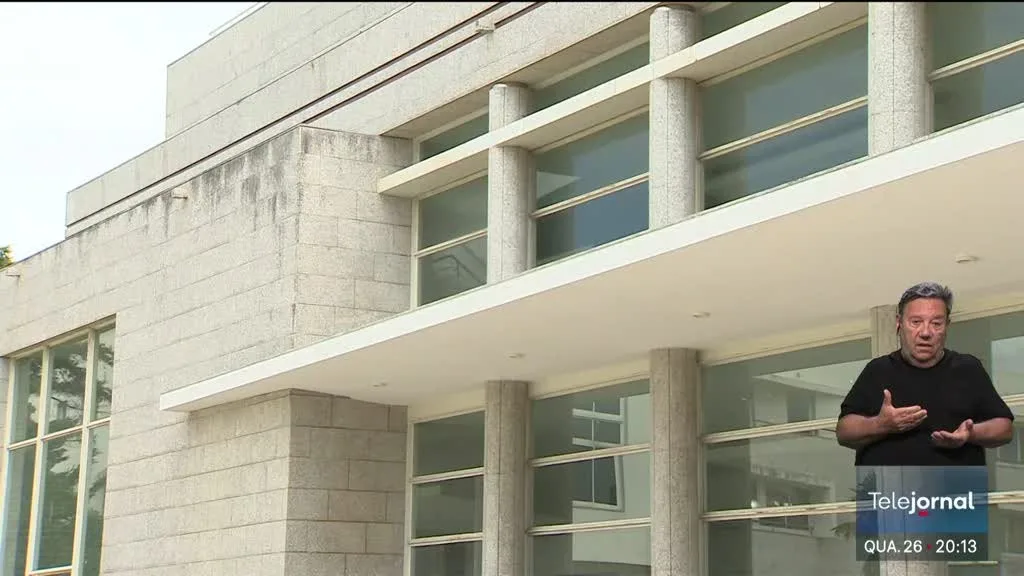 Decisão da guarda da irmã do menor que matou mãe em Algés adiada
