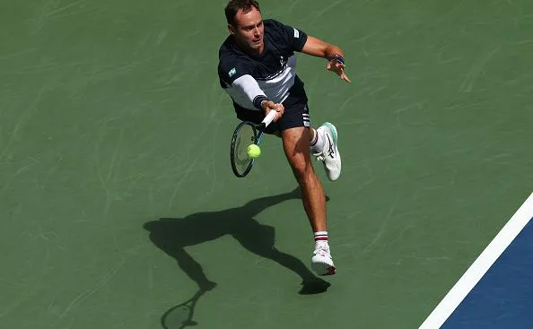 Алькарас с победы над россиянином начал защиту титула на US Open