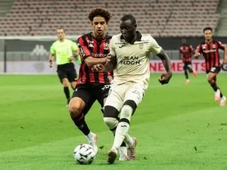 FC Lorient. « Je ne suis pas là pour les mettre en difficulté » : pourquoi la défense à cinq a-t-elle fait son retour ?