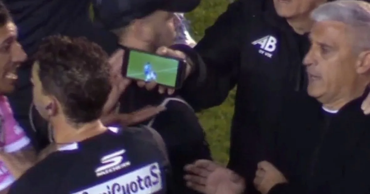 Escándalo y "celuVAR" en All Boys - Godoy Cruz: qué dice el reglamento sobre mostrarle jugadas al árbitro