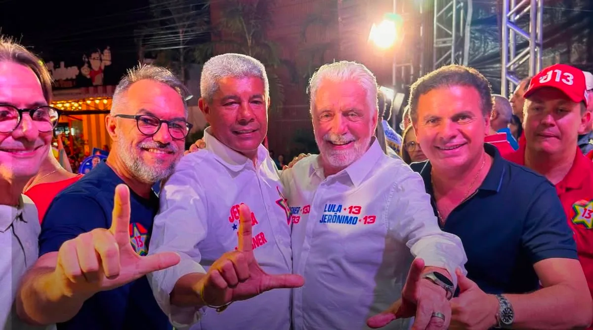 Deputado do PL sobe em palanque do PT em Ribeira do Pombal