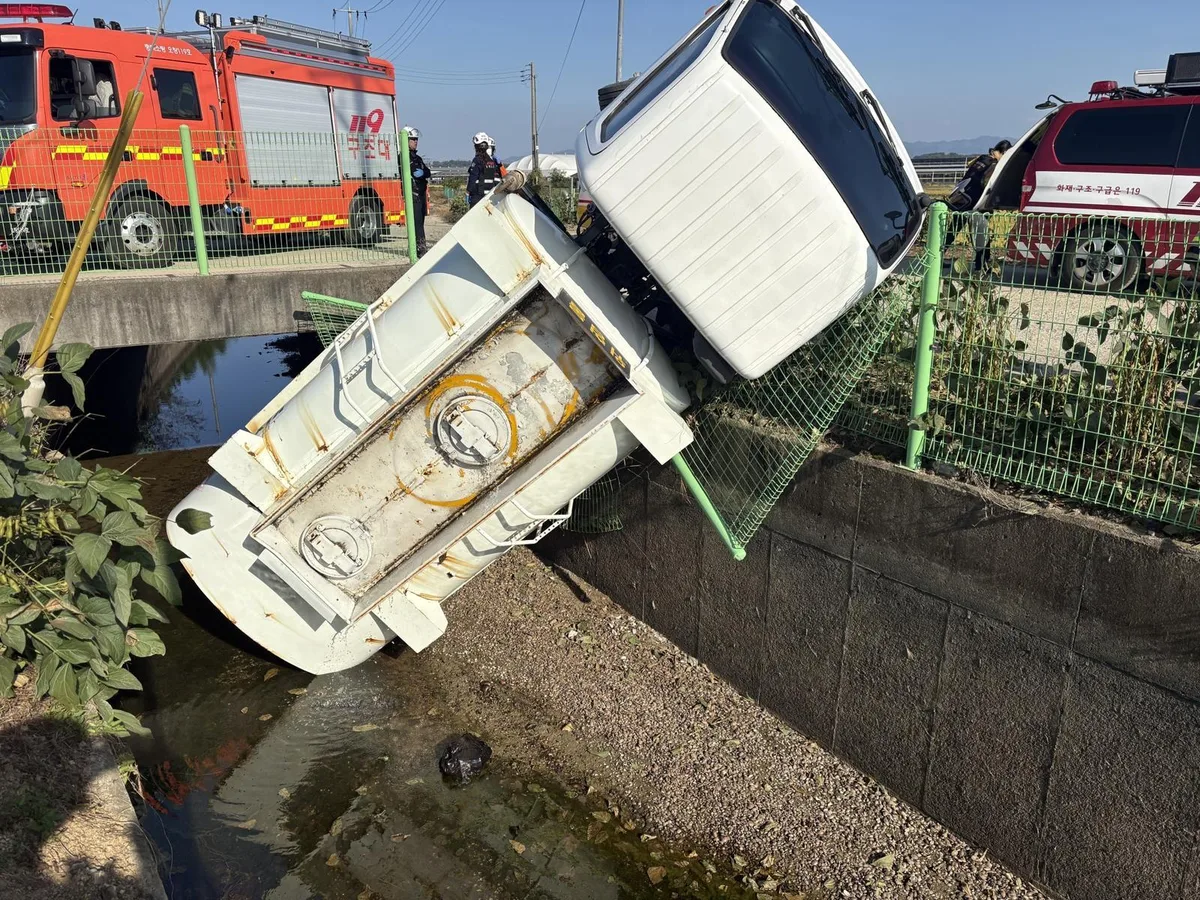 청주서 기름운반車 하천 추락… 등유 300L 유출