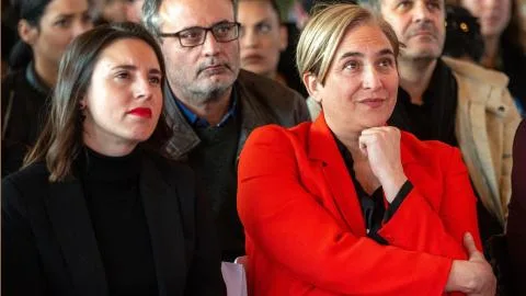 Colau pone su candidatura y las siglas de Frente Amplio sobre la mesa para atraer a Podemos