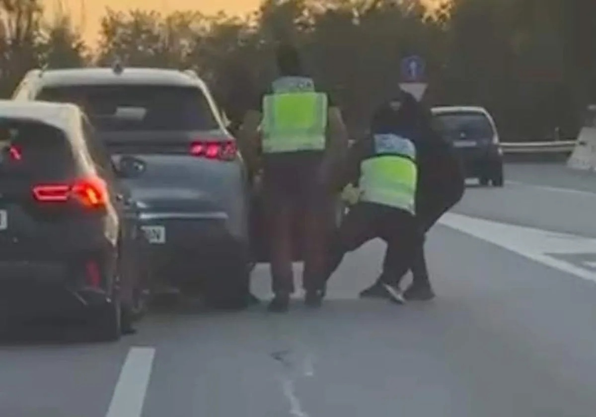 Los Mossos buscan a cinco hombres que perpetraron un secuestro en la AP-7 disfrazados de policías