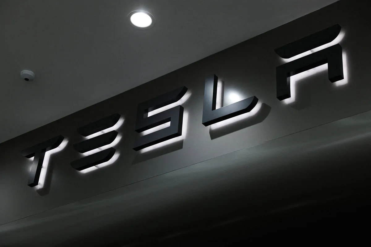 Tesla cambió el nombre de su sistema de manejo autónomo en Europa tras la presión de Alemania
