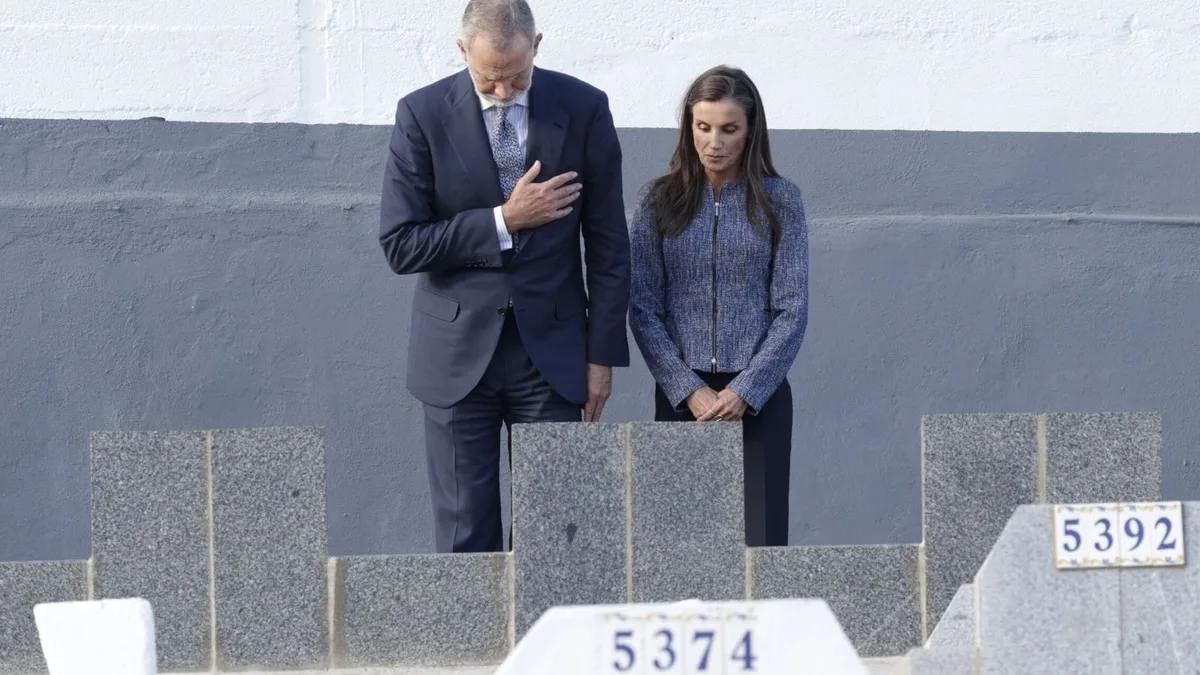 Felipe VI honra a los muertos de la tragedia de Ceuta a los que Marruecos da la espalda