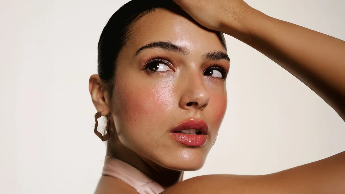 Cómo evitar que tu moreno se apague en septiembre: maquillaje, SPF y texturas recomendadas por expertos