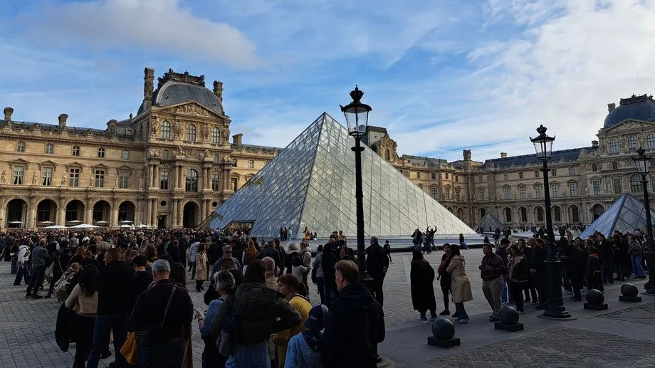 Sans rénovation, le Louvre "devra fermer ses portes", alerte son président
