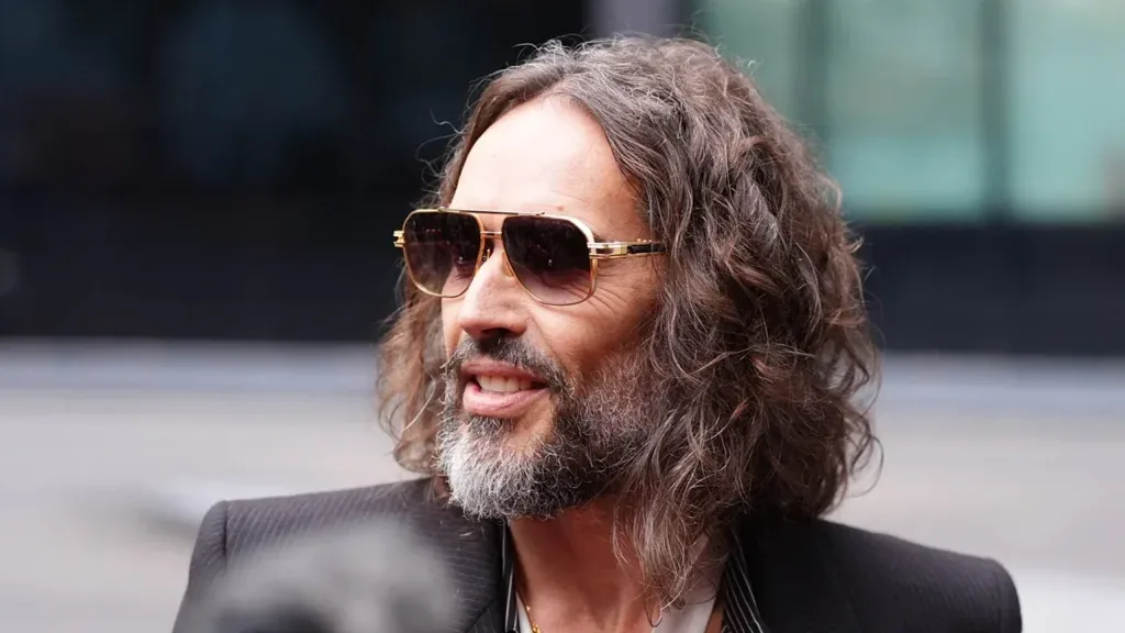 Acusadora de Russell Brand relata suposto estupro e diz que temia estar grávida