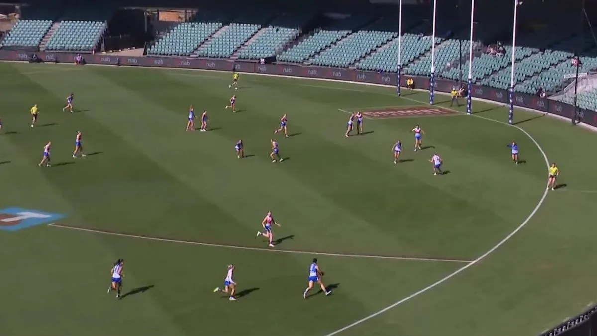 Fans explode over baffling jumper clash in North Melbourne v Western Bulldogs AFLW game