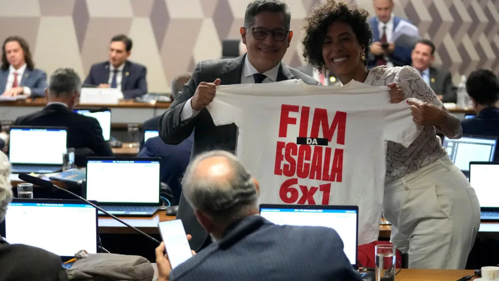 Brésil: en plein entre-deux tours, le Parlement approuve la réduction du temps de travail