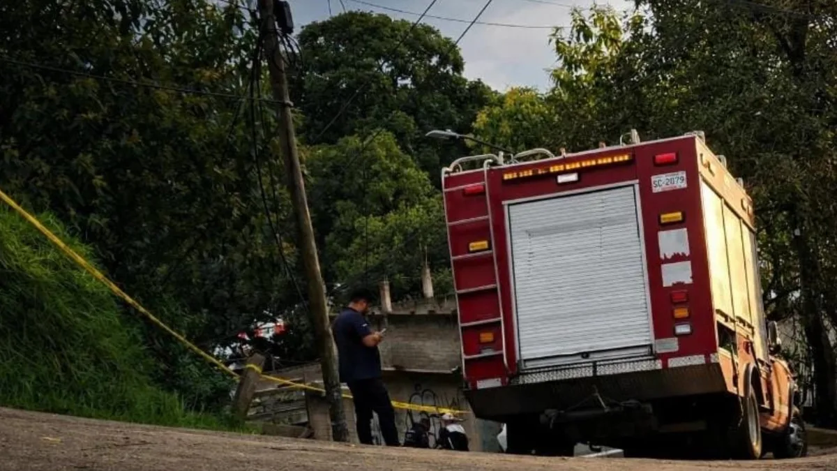 Mueren dos niños de 8 y 9 años en CDMX: uno atropellado por un camión de bomberos y otro tras un derrumbe