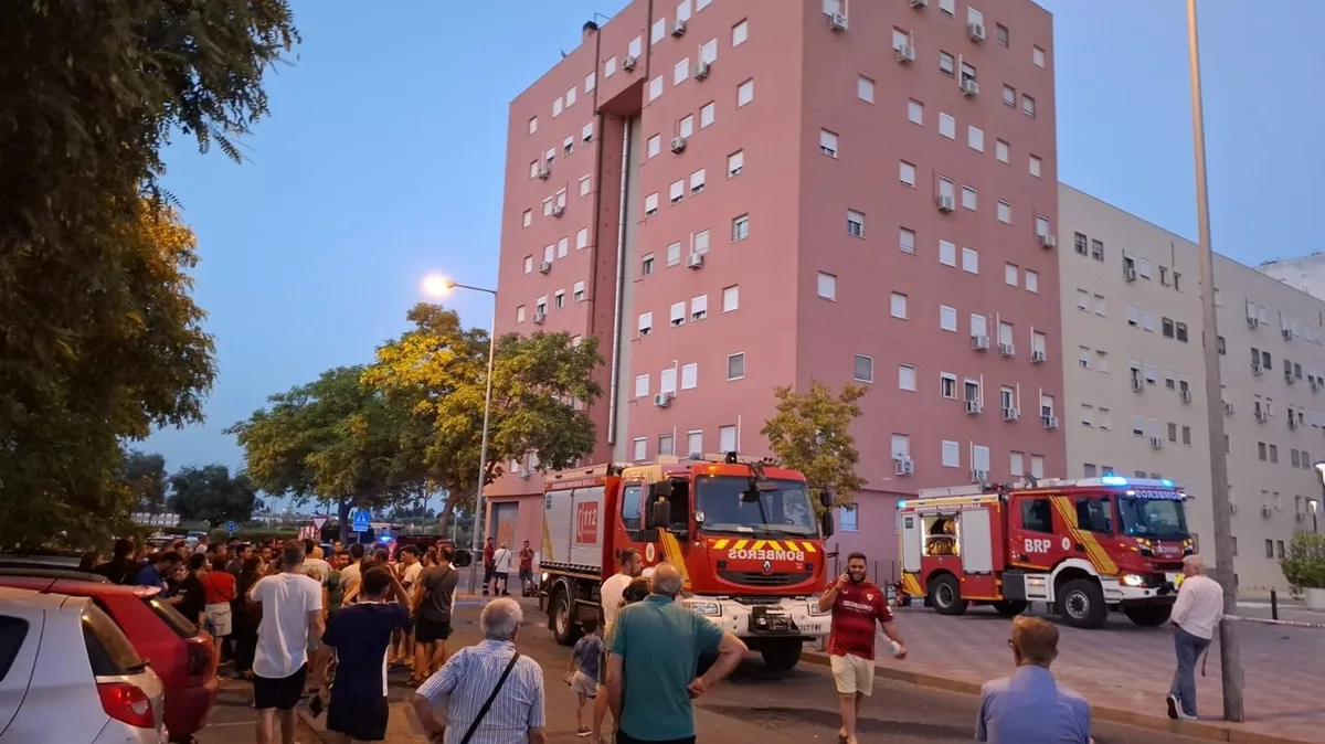 Desalojados 200 vecinos y tres afectados por el incendio de un garaje comunitario de Tomares