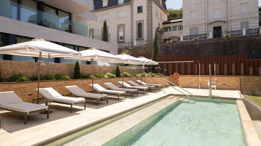 Este hotel boutique em San Sebastián tem vista para a baía e arte basca em cada andar