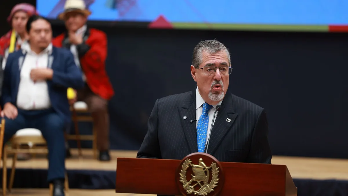 El índice de Arévalo cae a -59 puntos, el peor registro presidencial en cuatro décadas, según encuesta de opinión