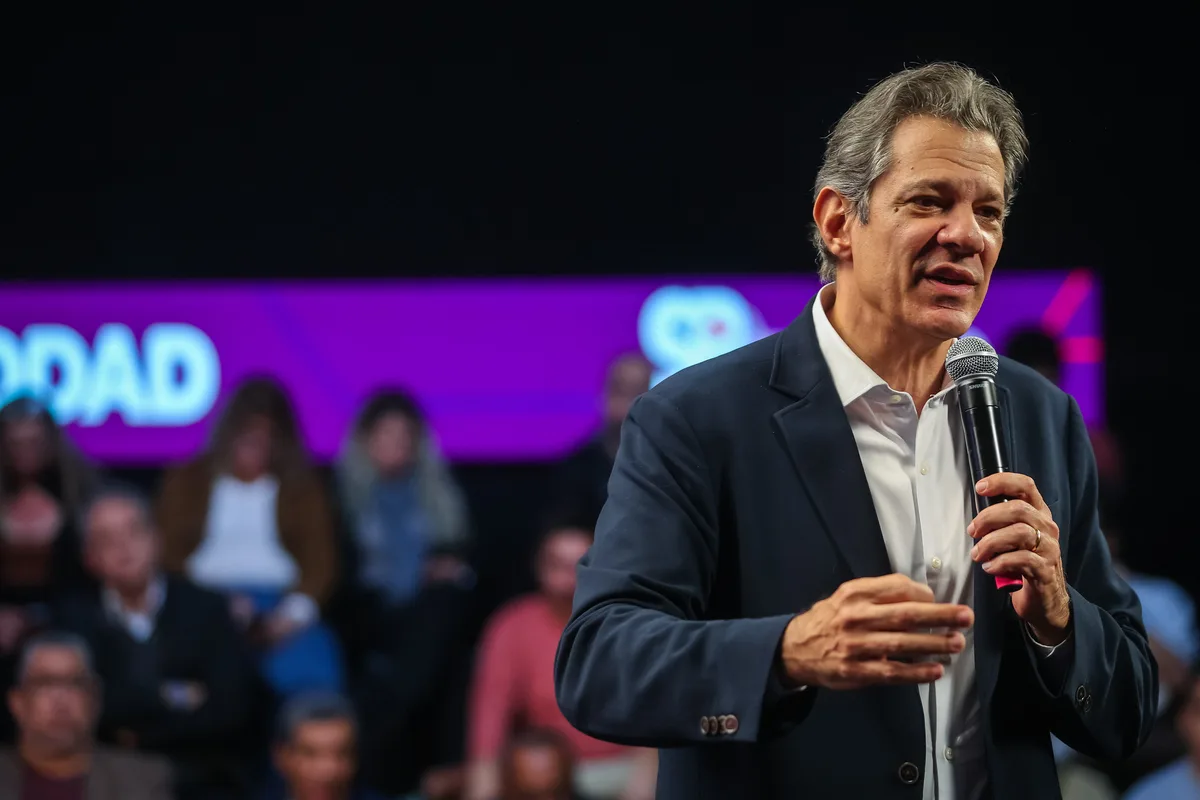 Motorista de Haddad é seguido por viatura da PM com três fuzis