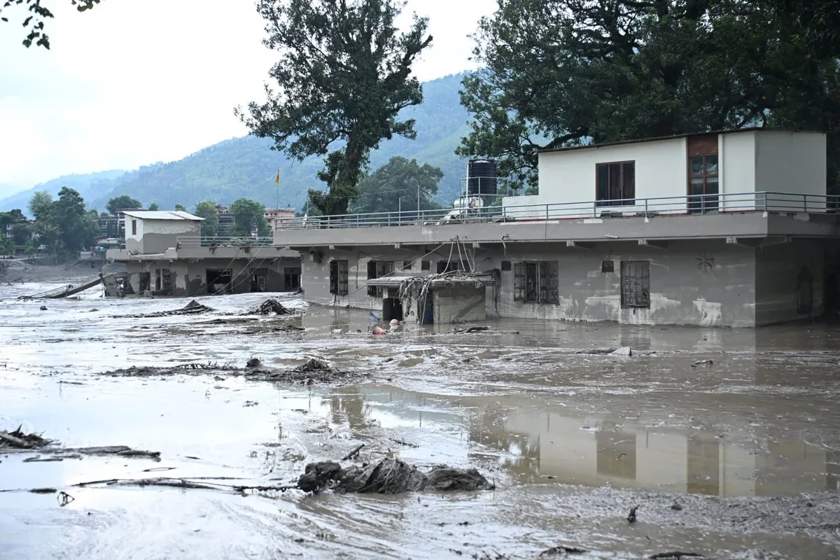 Al menos 19 muertos y 384 turistas sin localizar en Nepal tras fuertes inundaciones