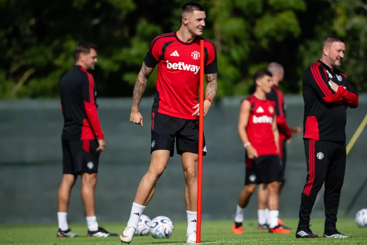 Manchester United get double injury boost as pair return to training before Hull clash