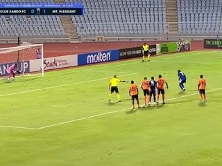 « Il va tirer… un jour » : le penalty lunaire (et raté) de cet attaquant jamaïcain fait le tour des réseaux