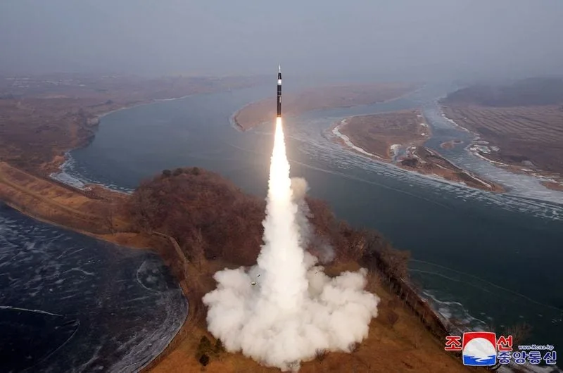 El régimen de Corea del Norte lanzó misiles contra el Mar de Japón tras las maniobras conjuntas de Tokio, Seúl y Washington