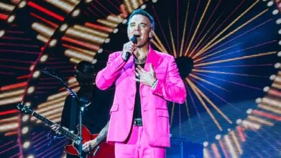 Robbie Williams mistura elegância e bom humor em show delicioso em SP